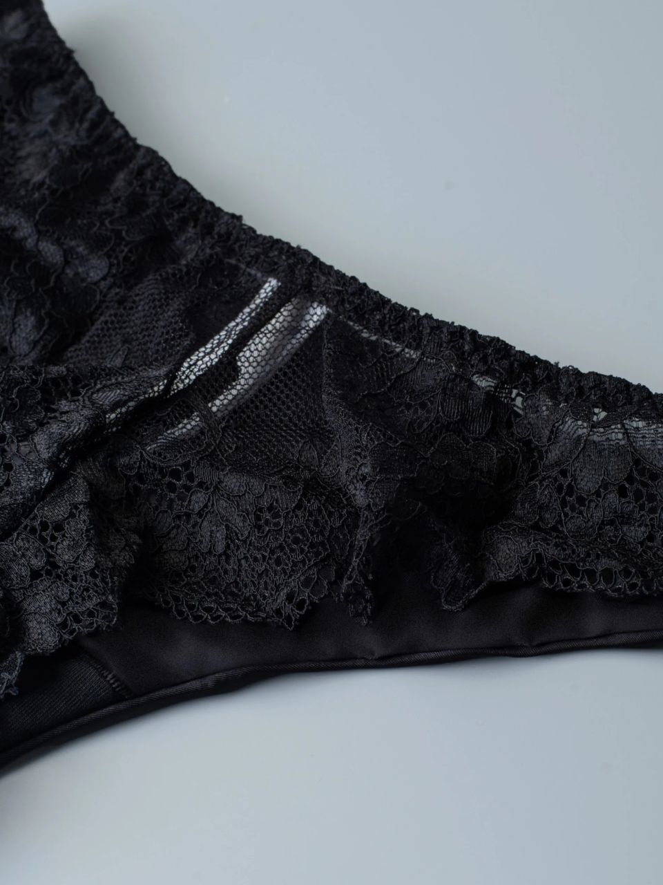 Síélei szatén csipkés brazil alsó