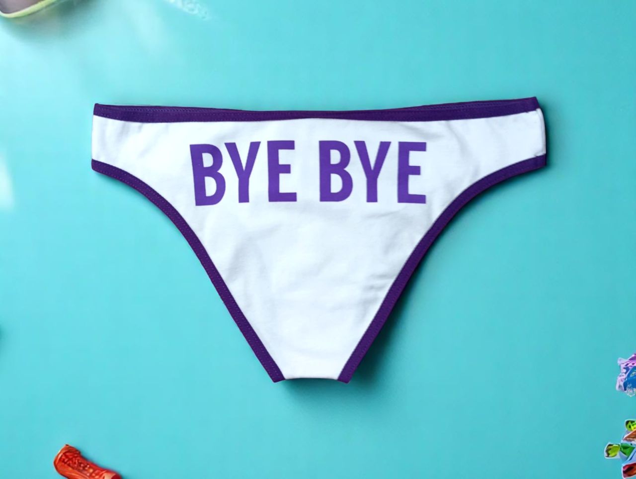 Love Flirt pamut bugyi – fehér alapon lila feliratos, csípő fazon, magyar termék Love Flirt pamut bugyi – fehér alapon lila feliratos, csípő fazon, magyar termék