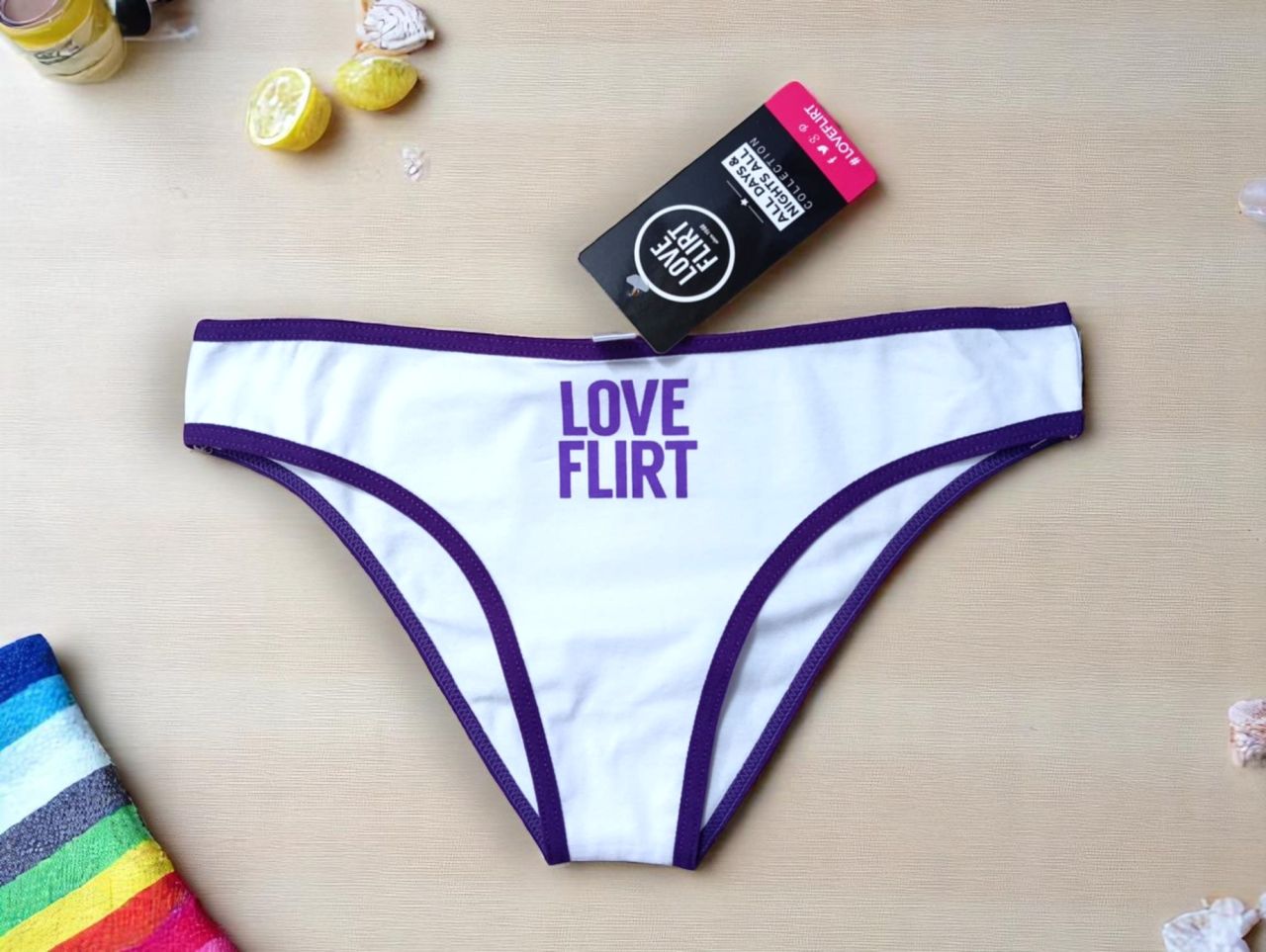 Love Flirt pamut bugyi – fehér alapon lila feliratos, csípő fazon, magyar termék Love Flirt pamut bugyi – fehér alapon lila feliratos, csípő fazon, magyar termék