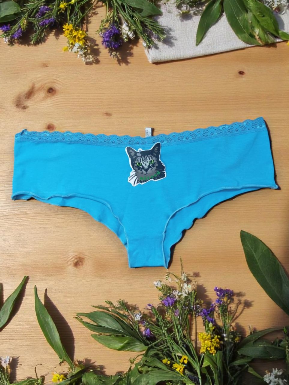 Kitten pamut franciabugyi – világoskék, fodros szegéllyel, minta nélküli, csípő fazon Kitten pamut franciabugyi – világoskék, fodros szegéllyel, minta nélküli, csípő fazon